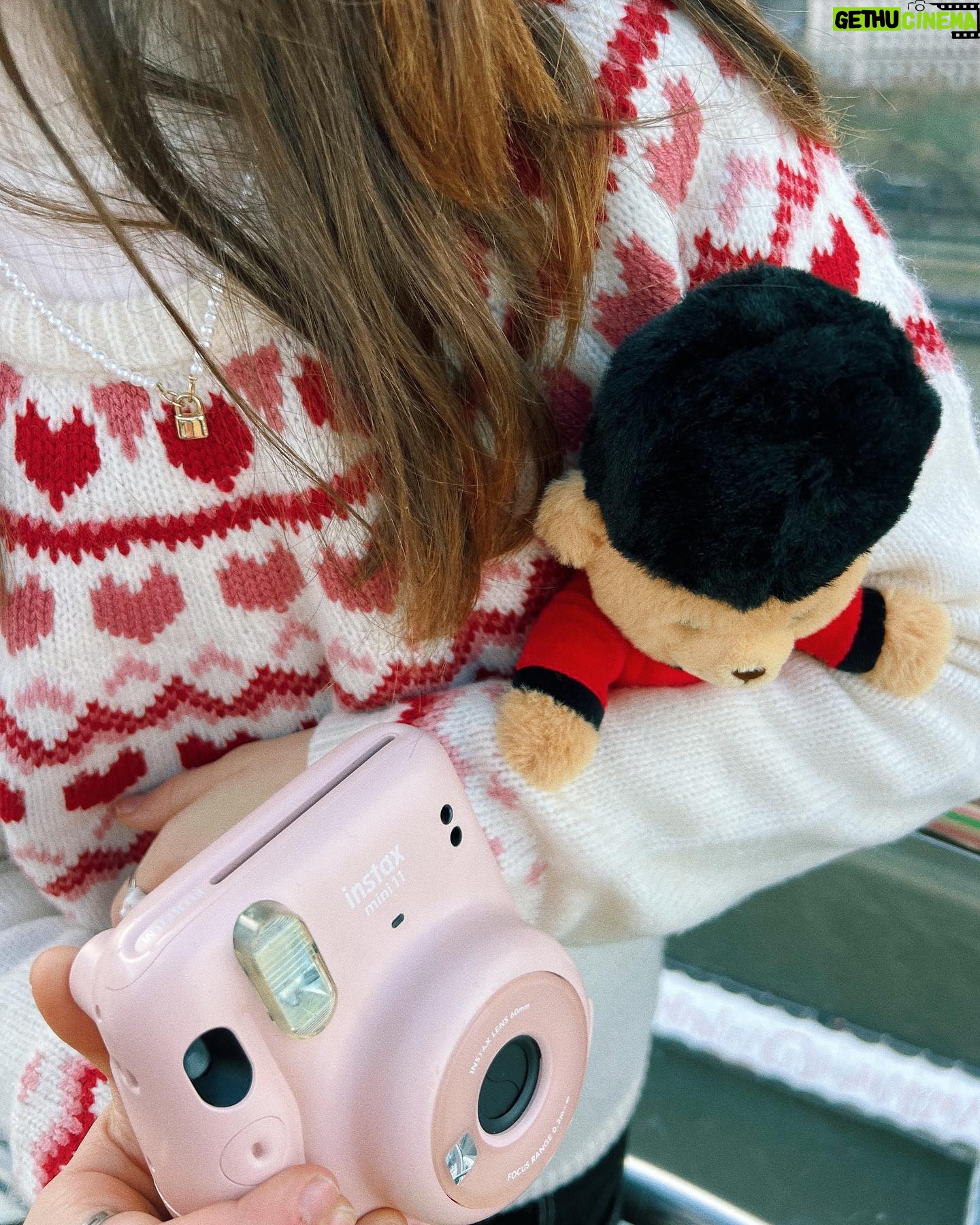 Anastasia Russo Instagram - London has quickly become one of my fav cities this year π¬π§ hereβs my last photo dump: 1- oh look a London bus! AGAIN (I know Iβm basic sorry ππ) 2- me and Paddington if front of the London Eye π§Έ 3- the Big Ben HAD to be here 4- I took so many Polaroid photos π₯Ή 5- SoHo is my favorite neighborhood in London for sure 6- the Underground here is a little bit too aesthetic ππΌ 7- cute pic β¨ 8- I went to the @harrypottershop π and it was just wayyyyy too cool! 9- THE VIEW π€ 10- @lucamusicuk gave the best concert in Covent Garden and I loved it! β€οΈ