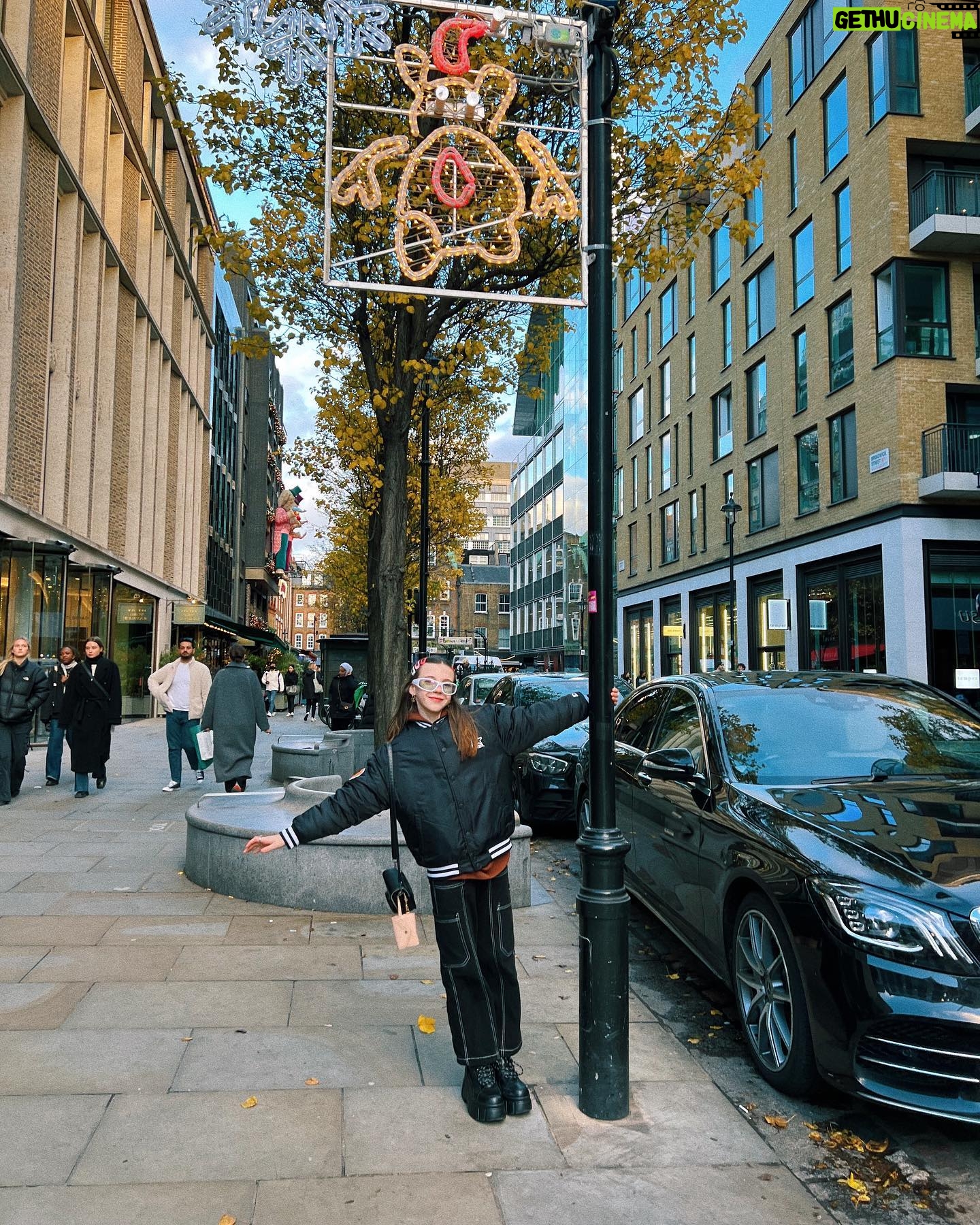Anastasia Russo Instagram - 🇬🇧 day 1 in London! ✈️🎠 1- HAD to take a photo in front of the telephone ☎️ booth! 2- buses 🚍 here are so cool! 3- the Underground vibes…. 4- the lights are so pretty here! 5- cutest streets ever too! 🤍 6- my outfit from @starter_italia 7- Oxford street 🥹 8- felt like the happiest girl ever here! 9- “why are you calling me” mood 10- chilling at my fav London hotel 🏨 @courthousehotellondon