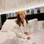 Anastasia Russo Instagram - I went to the beach for some days of relax and here’s a carousel of everything that happened: 😗💅🏼 1- little pic at the sunset 🌅 2- loved this two pics plus pink always looks great 3- comfiest bed ever over at @benidormplaza 4- awesome brunch over at @cafeparisbenidorm @belroybenidorm 💘 5- I love the sunset and running through the beach even more 🏝️ 6- went for a walk and look at the views 🥹 7- just a cute pic I guess 8- oh look it’s my sis 🙃 @itssofiarusso 9- can’t get enough of this beautiful city 10- best video ever to exist 😂