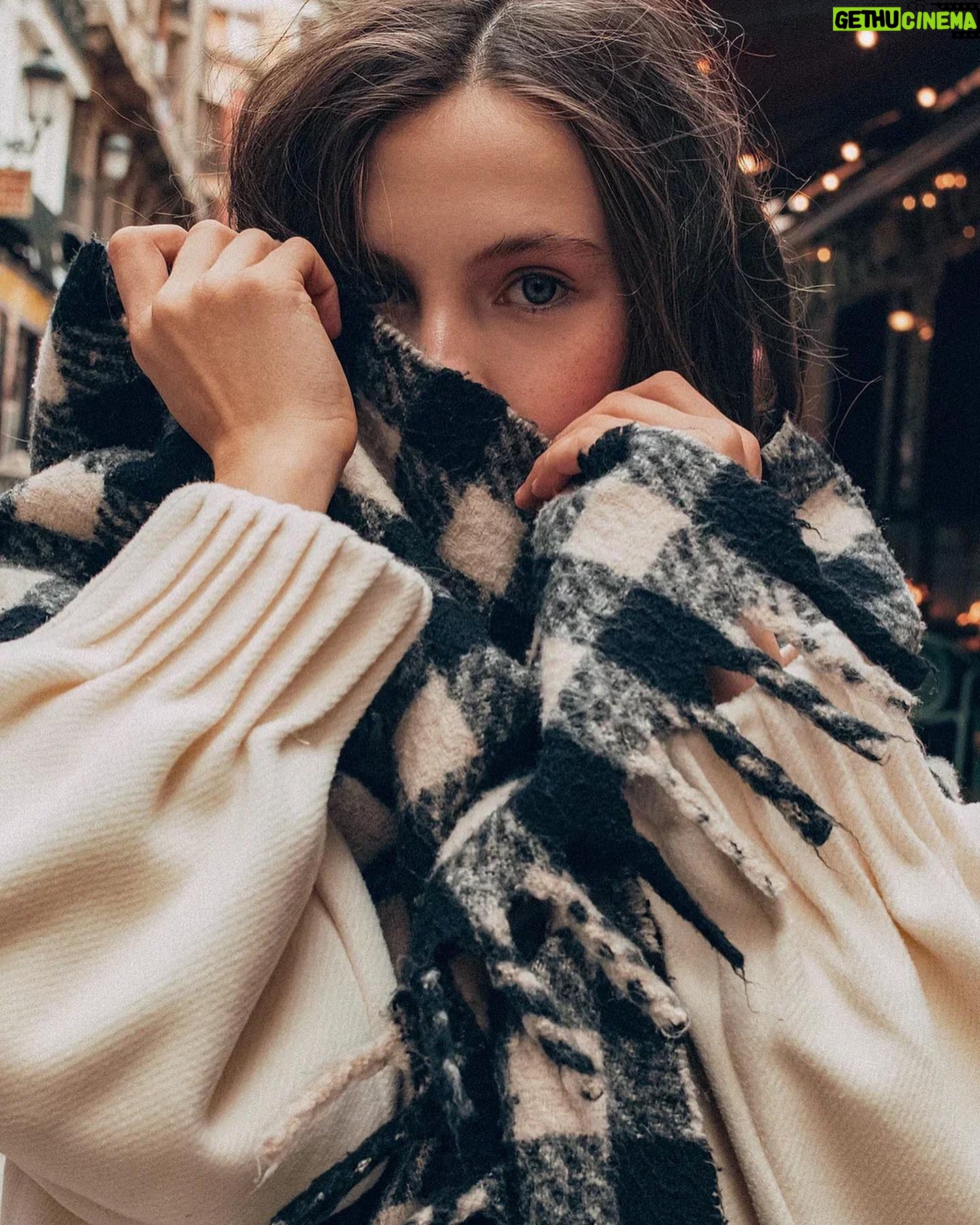 Anastasia Russo Instagram - Winter vibes with @kseniamooon 📸 and @olga.lebedinskaya 💋 wearing @bosanovaoficial shoes and bag, and @funfun_official coat 🤍