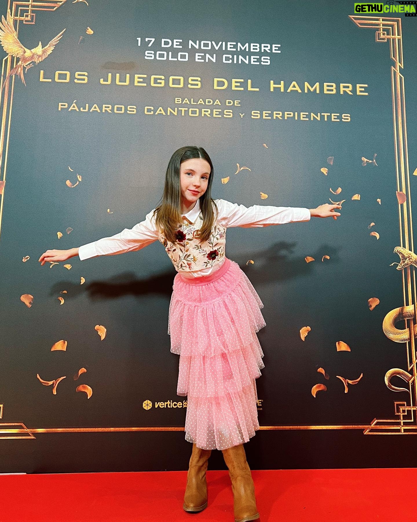 Anastasia Russo Instagram - Little sum up of my latest premieres because they have been AMAZING! 🥹✨ 1- look at this outfit for the premire of “Los Farad” by @primevideoes 2- little video because WOW 3- @miguel.g.herran smiled at me and I almost fainted 4- Premire of “OCHO APELLIDOS MARROQUIS 5- I LOVE doing interviews! 6- love them even more @carlotabmendo @nanobmendo 7- Premiere of the new Hunger Games movie and I dressed up as Lucy Gray 🥺💘 8- this brownies were DELICIOUS! 9- amazing movie premiere of “La Caja de Arena” which discusses important topics such as bullying! 10- And lastly the movie premiere of “La Navidad en sus Manos” 💥🎄❤️