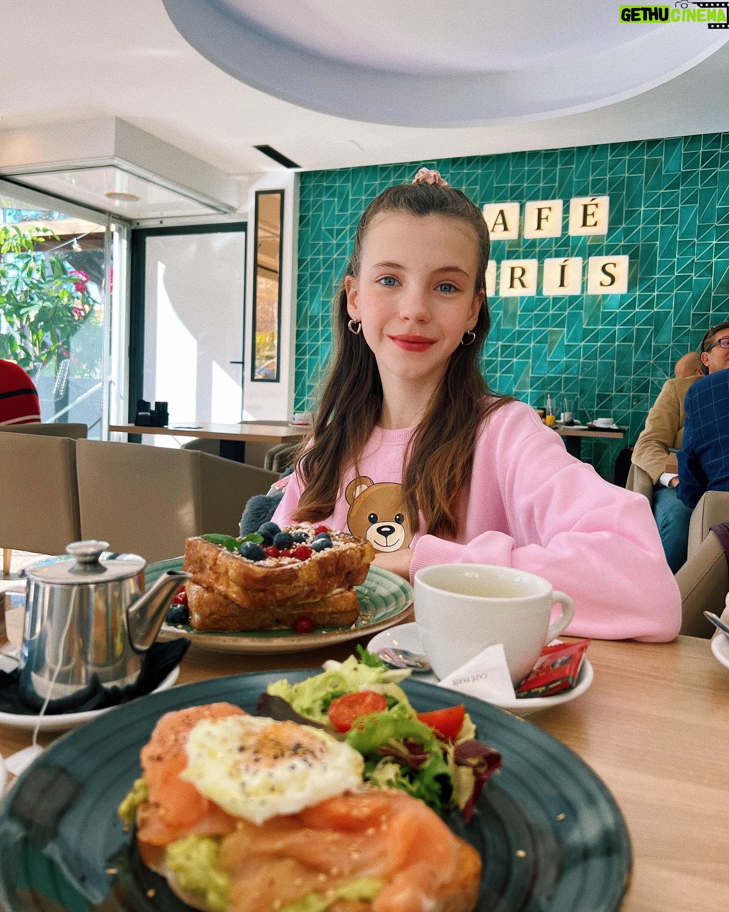 Anastasia Russo Instagram - I went to the beach for some days of relax and hereβs a carousel of everything that happened: ππ
πΌ 1- little pic at the sunset π
2- loved this two pics plus pink always looks great 3- comfiest bed ever over at @benidormplaza 4- awesome brunch over at @cafeparisbenidorm @belroybenidorm π 5- I love the sunset and running through the beach even more ποΈ 6- went for a walk and look at the views π₯Ή 7- just a cute pic I guess 8- oh look itβs my sis π @itssofiarusso 9- canβt get enough of this beautiful city 10- best video ever to exist π