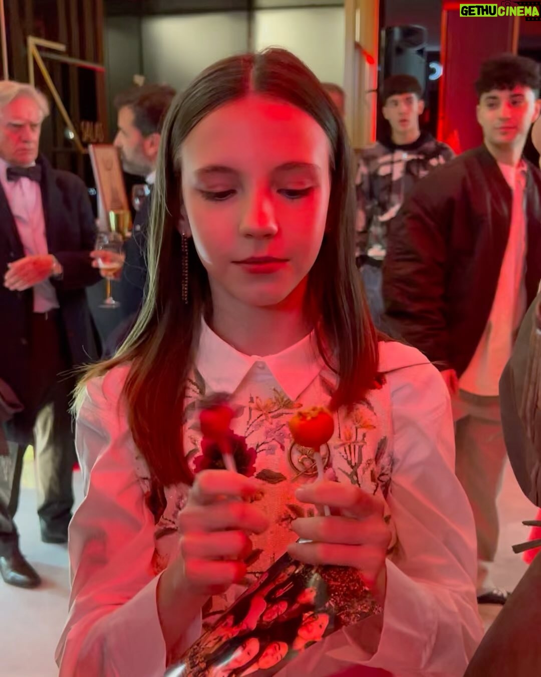 Anastasia Russo Instagram - Little sum up of my latest premieres because they have been AMAZING! 🥹✨ 1- look at this outfit for the premire of “Los Farad” by @primevideoes 2- little video because WOW 3- @miguel.g.herran smiled at me and I almost fainted 4- Premire of “OCHO APELLIDOS MARROQUIS 5- I LOVE doing interviews! 6- love them even more @carlotabmendo @nanobmendo 7- Premiere of the new Hunger Games movie and I dressed up as Lucy Gray 🥺💘 8- this brownies were DELICIOUS! 9- amazing movie premiere of “La Caja de Arena” which discusses important topics such as bullying! 10- And lastly the movie premiere of “La Navidad en sus Manos” 💥🎄❤️