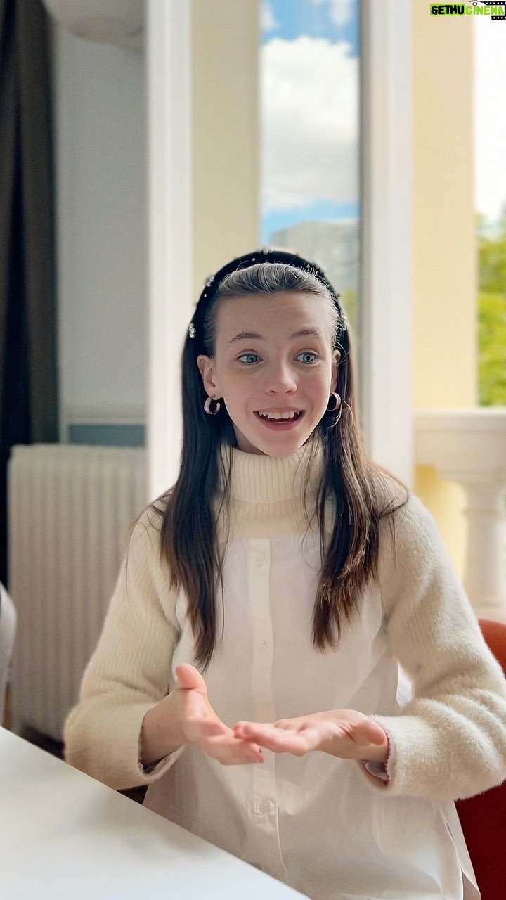 Anastasia Russo Instagram - ▪️ heyyy guys! today I decided to film a monologue in French, and I absolutely loved it, let me know if you guys like it! Filmed in the dear French institute where I study; @institutfrancais_madrid ▪️holaaa, como os habré dicho alguna vez, también hablo francés, entonces me apetecía muchísimo grabar algún monólogo así de bonito, espero que os guste! ✨ Grabado en el instituto francés donde estudio: @institutfrancais_madrid