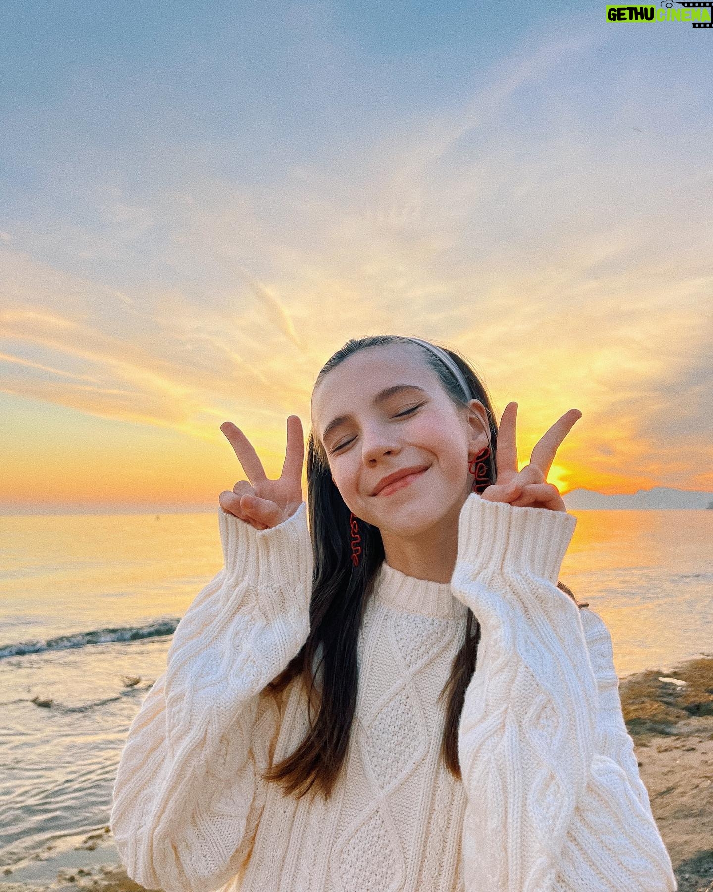 Anastasia Russo Instagram - I went to the beach for some days of relax and hereβs a carousel of everything that happened: ππ
πΌ 1- little pic at the sunset π
2- loved this two pics plus pink always looks great 3- comfiest bed ever over at @benidormplaza 4- awesome brunch over at @cafeparisbenidorm @belroybenidorm π 5- I love the sunset and running through the beach even more ποΈ 6- went for a walk and look at the views π₯Ή 7- just a cute pic I guess 8- oh look itβs my sis π @itssofiarusso 9- canβt get enough of this beautiful city 10- best video ever to exist π