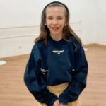 Anastasia Russo Instagram - letssss goooooo with another dance 👏🏼 Choreo: @quiiqueiglesiass *texto en español abajo* I am loving all the new dances I’m learning lately and having so much fun posting them here! You guys are the sweetest and I’m thankful for your support. I’ve actually been dancing since I was 4, and I currently do ballet, jazz, tap dance, flamenco, urban, commercial and hip hop ✌🏼Dancing gives me good energy, and brings me soooo much happiness. Also I’m suuuuper grateful to all my dancing teachers, they are so talented and I admire all of them 🥹 ▪️▪️▪️▪️▪️▪️▪️▪️▪️▪️ me encanta este súper baile que hice! no lo suelo contar mucho por aquí, pero llevo bailando desde los 4 años ✨ hago ballet, flamenco, jazz, comercial, urbano, hip hop y claqué. cada vez subo más contenido aquí y siempre me apoyáis muchísimo y me mostráis mucho cariño y amor, os adoro! 🫂 también estoy suuuuper agradecida a mis profes de baile, que me enseñan tanto, y me apoyan con lo que se me ocurra. sweatshirt: @emestudios_ ✌🏼