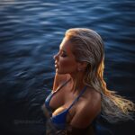 Andréane Chamberland Instagram - Would you swim in a cold lake on October 4 in Canada? 🇨🇦 ❄️