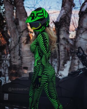 Andréane Chamberland Instagram - I'm from another planet 💚
Alíen Style 👽 @badinkastyle 
•••••••••••••••••••••••••••••

#foxracing #foxracingcanada