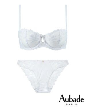 Andréane Chamberland Instagram - Ensemble de lingerie de la collection Lovessence. Soutien-gorge confortable et éco-friendly avec une maille recyclée et une broderie florale exclusive. Détails stylés comme le nœud à pompon et la découpe en goutte. Respectueux de la planète avec une bordure en Lycra® sur tulle recyclé. Bretelles spaghetti en Lycra® doux, nœud à pompon fait à la main, bijou en zamac doré. Offrez le cadeau parfait en visitant l'une de nos boutiques à Magog ou Boucherville ou en ligne au boutiquecanicule.ca. 💖🌿

_________________

Lingerie set from the Lovessence collection. Comfortable and eco-friendly bra with recycled mesh and exclusive floral embroidery. Stylish details like the pom-pom bow and teardrop cut-out. Planet-friendly with Lycra® trim on recycled tulle. Soft Lycra® spaghetti straps, handmade pom-pom bow, and gold zamac jewel. Find the perfect gift by visiting our stores in Magog or Boucherville or online at boutiquecanicule.ca. 💖🌿

#AubadeLovessence #aubadeparis #lingerie #dentelle
#stvalentin❤️ #woman #love