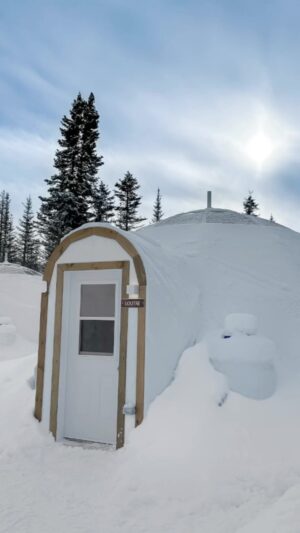 Andréane Chamberland Instagram - Winter is coming! Don’t forget to make a reservation at @go_imago ❄️🧊🌌
A magical place where you can enjoy a ton of activities like snowmobiling, snowshoeing, cross-country skiing, and skiing/snowboarding. And there’s a VERY GOOD restaurant located right on the site. You can also admire the stars and the northern lights.