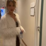 Andréia Horta Instagram - Levei muitos anos para ter coragem de fazer isso que fiz no Altas Horas. Pode parecer bobagem pra quem está de fora mas minha garganta travava, minhas mãos suavam e eu tinha vontade de chorar toda vez que eu tentava, me desesperava, era medo e desejo ardendo. Dia desses decidi que sim por um dia. O que vai ao ar nesse sábado tem meu coração galopando, tem uma mulher com a cara queimando de verdade e alegria e sobretudo coragem consigo mesma. A gente vai se construindo com o tempo, vai se conhecendo. Falo sério quando digo que aos 40 sou mais eu pra sempre. Mais nem aí pra quem não quer meu bem, mais feliz, sou minha. Sucesso e fracasso tem outros sentidos hoje, um não me engana e o outro não me humilha e isso sim é a glória!!! Hahahahaha!!! Vida loka!!! 🔥 obrigada @brunacaram @samuel_deassis @emanuellearaujo @serginhogroisman @fernandathompson por não me deixarem desistir. Obrigada @marianaximenes que me emprestou o brinco e esse casaco belérrimo e @karenbrusttolin que me emprestou a calça e a bota! E a falange que me acompanha sempre. Ver todas as mulheres que estavam nesse programa com suas luzes acesas foi realmente especial!!! ❤️‍🔥