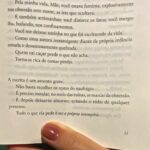 Andréia Horta Instagram – 🌋 O coração do dano. María Negroni. Porque também existem mães que são assim. Esses dias li um texto tão forte na @revistatpm de uma filha que decidiu parar de falar com a mãe depois de um longo processo de entendimento de que aquela relação não fazia bem a ela, a filha. Esse livro que estou lendo fala disso, de uma relação tóxica de mãe com a filha. Você certamente conhece alguém que tenha relações assim. É triste mas existe demais né?