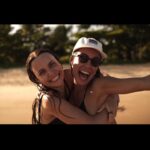 Andréia Horta Instagram – Hoje é aniversário de @deborafalabellaoficial , te desejo o melhor dessa vida! Te admiro muito! Amo falar sobre tudo contigo, nossa troca literária, cafezinho, drink, mergulho, ensaio, almoço, janta, pão de queijo, gargalhadas. Você sempre sabe quem eu vou acertar no Quem sou eu! E dou muito valor a isso 😂. Estou aqui contigo, vibrando sempre. Das minhas grandes alegrias nossa amizade e meu amor por você!  Amor bom  é esse que a gente é feliz por sentir, que é recíproco, que a troca é honesta, valiosa! Sou sua, amiguinha. 🩵💐