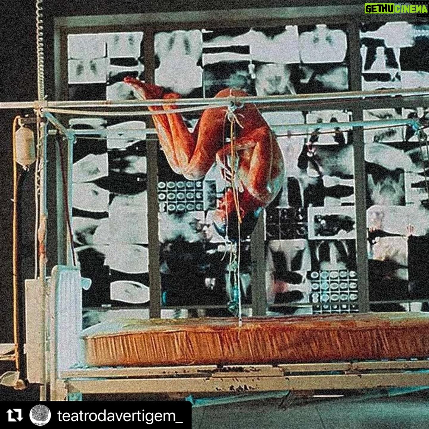 Andréia Horta Instagram - Antônio Araújo e Eliana Monteiro foram mestres em meu caminho no início de minha formação profissional em São Paulo. Fui aluna do Tó entre 2002 e 2004 na Escola Livre De Santo André e em 2004 entrei para a companhia Teatro da Vertigem onde fiquei por 1 ano. Aprendi muito ali. Aquelas experiências pautaram meu olhar e me deram base firme. É lamentável que estejam passando por isso com a pesquisa e imensa colaboração que esse grupo tem a oferecer a cada pessoa que assiste aos seus trabalhos. Se você puder, colabore com o que for possível.