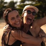 Andréia Horta Instagram – As Minas Gerais. Falabella, meu amor, minha amiga, minha admiração profunda. Nossas férias em família! 🩵🌿☀️🤸‍♀️ @deborafalabellaoficial