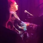 Andréia Horta Instagram – Ontem eu vi de perto um vulcão 🌋. Ontem a lava dela me despertou. Ontem eu encontrei uma força da qual jamais me esquecerei. Ontem eu vi e escutei Cida Moreira minha musa punk, única e magnífica. Ontem eu chorei de beleza diante da arte dela. A arte dela!!! @cidamoreiraoficial 🩵💐 Você conhece? Se não conhece, escute essa maravilha!!!