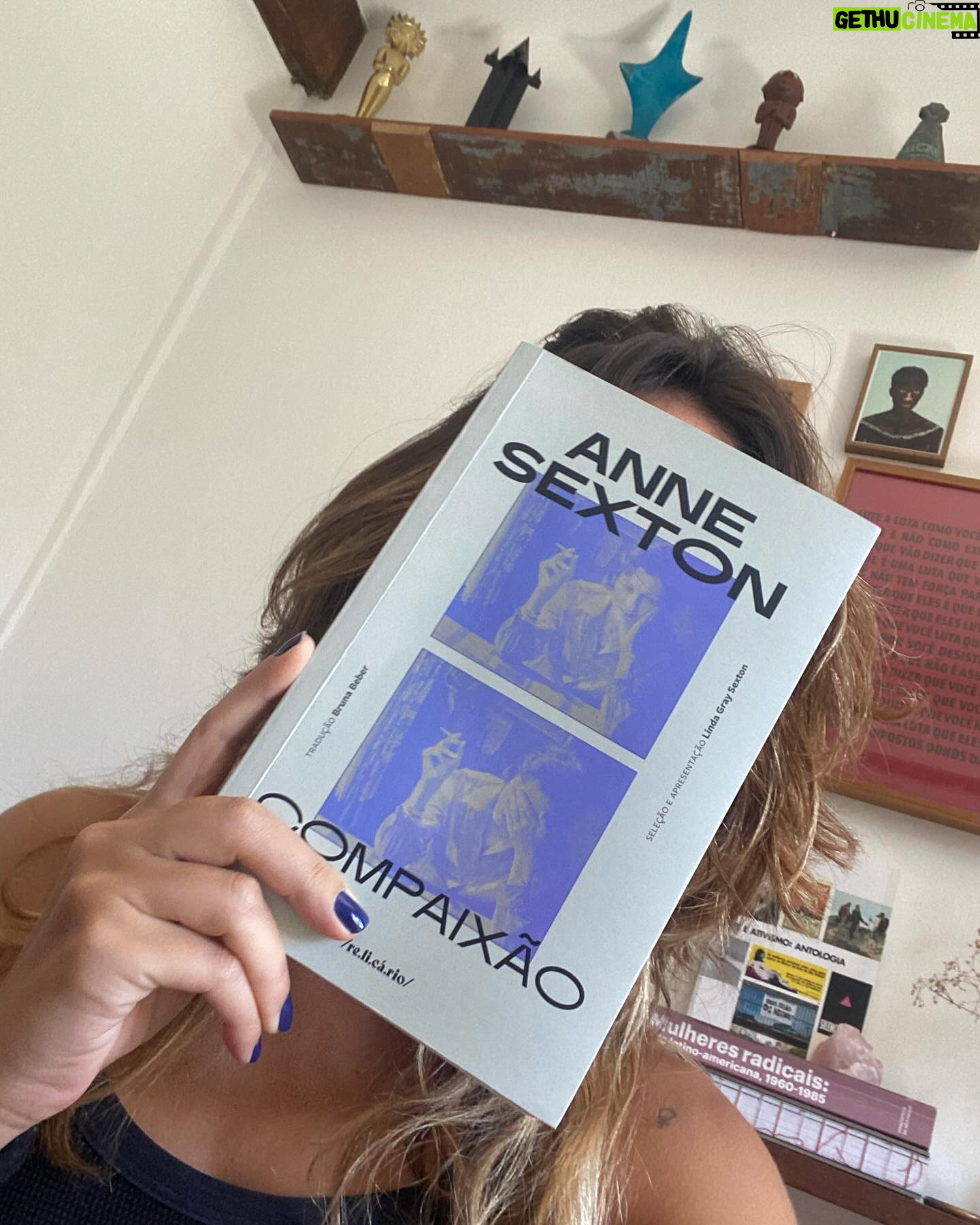 Andréia Horta Instagram - Estou gamada! Todinha só pensando nela. Paixão avassaladora que vira amor que não sai. Que poeta! A palavra vem do fundo da sombra e de dentro da luz. @relicarioedicoes Obrigada @brunabeber_ 🩵🍃👏