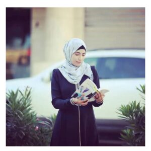 Andréia Horta Instagram - Essa é Heba Abu Nada, 32 anos, poeta e escritora feminista das mais promissoras de Gaza assassinada na guerra. Ontem em seu último poema escreveu: “a noite na cidade é escura, exceto pelo brilho dos mísseis; silenciosa, exceto pelo som do bombardeio; aterradora exceto pela promessa tranquilizadora da oração; tenebrosa exceto pela luz dos mártires. Boa noite.”