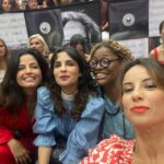 Andréia Horta Instagram – Dos momentos mais lindos da vida ver @caetanoveloso e @mariabethaniaoficial cantando na minha frente no @caldeiraocommion ao lado de amigas tão amadas, tanta gente querida. Os dois irmãos que tanto me emocionam, e que são parte da minha vida. Me emocionei tanto de uma alegria tão viva! Que força eles exercem sobre mim! Bethania uma referência como intérprete, Caetano um amor em mim que não sei nem falar, meu país mais amado.