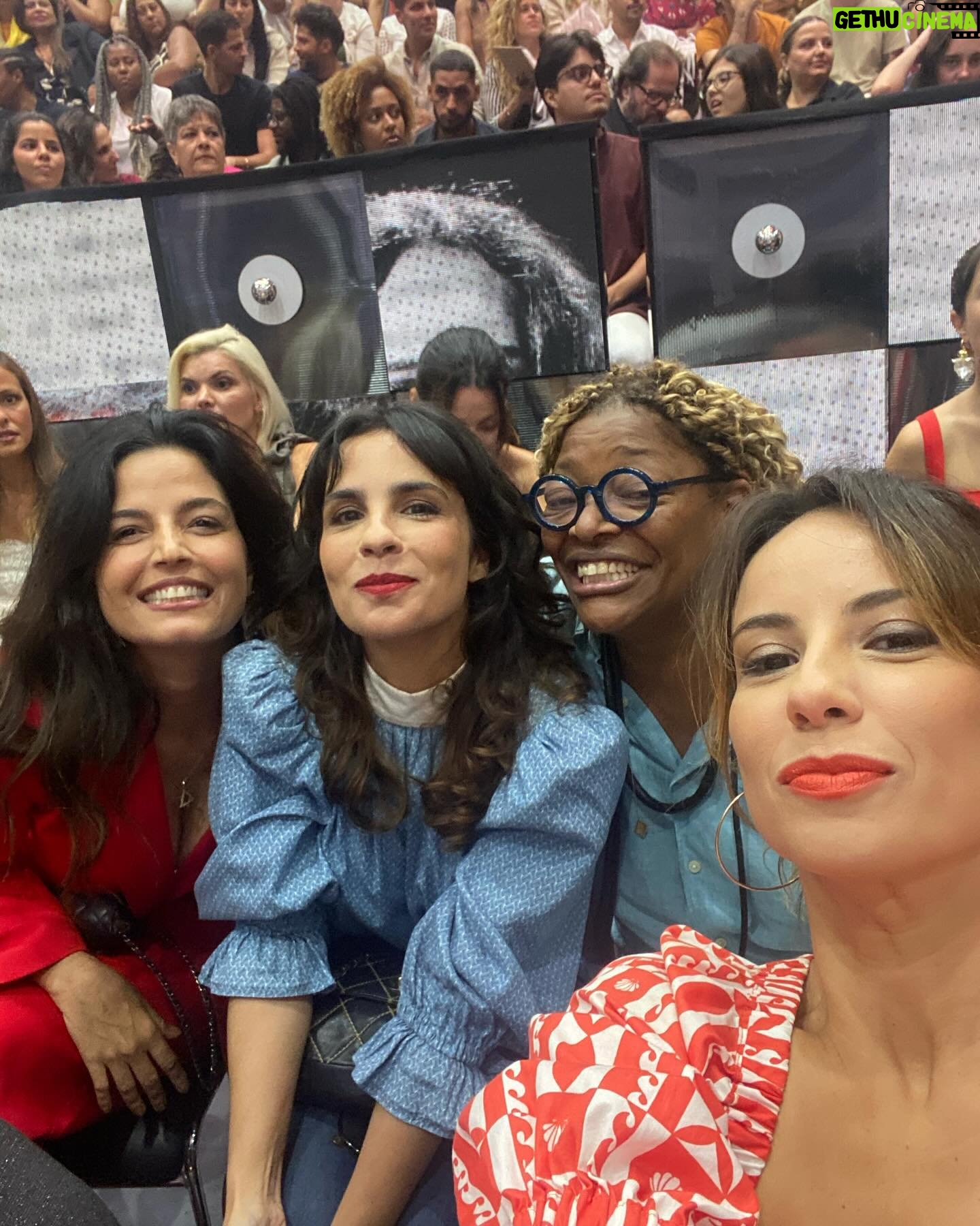 Andréia Horta Instagram - Dos momentos mais lindos da vida ver @caetanoveloso e @mariabethaniaoficial cantando na minha frente no @caldeiraocommion ao lado de amigas tão amadas, tanta gente querida. Os dois irmãos que tanto me emocionam, e que são parte da minha vida. Me emocionei tanto de uma alegria tão viva! Que força eles exercem sobre mim! Bethania uma referência como intérprete, Caetano um amor em mim que não sei nem falar, meu país mais amado.