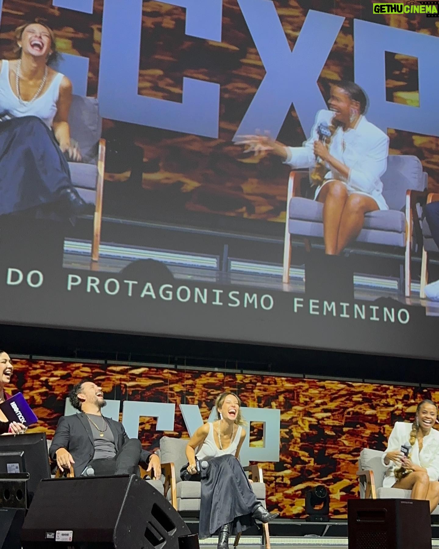 Andréia Horta Instagram - Hoje na @ccxpoficial fomos falar de nossa série Cidade de Deus e foi maravilhoso!!! 3 mil pessoas para assistir o palco Thunder! Que emoção estar lá com esse trabalho! A primeira foto com minha parceira @rorodrigues traduz nossa alegria e do que se trata. Muito bom estar ao lado de vocês!!! @alexandrerodriguesreall @alymuritiba @hbomaxbr 🩵🤸♀️ sempre grata a vocês @fernandathompson @karenbrusttolin 🩵🩵