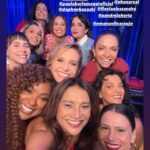 Andréia Horta Instagram – Dos momentos mais lindos da vida ver @caetanoveloso e @mariabethaniaoficial cantando na minha frente no @caldeiraocommion ao lado de amigas tão amadas, tanta gente querida. Os dois irmãos que tanto me emocionam, e que são parte da minha vida. Me emocionei tanto de uma alegria tão viva! Que força eles exercem sobre mim! Bethania uma referência como intérprete, Caetano um amor em mim que não sei nem falar, meu país mais amado.