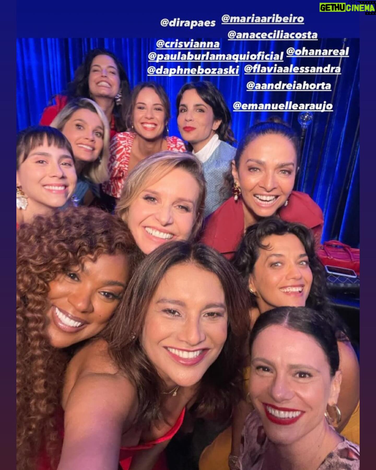 Andréia Horta Instagram - Dos momentos mais lindos da vida ver @caetanoveloso e @mariabethaniaoficial cantando na minha frente no @caldeiraocommion ao lado de amigas tão amadas, tanta gente querida. Os dois irmãos que tanto me emocionam, e que são parte da minha vida. Me emocionei tanto de uma alegria tão viva! Que força eles exercem sobre mim! Bethania uma referência como intérprete, Caetano um amor em mim que não sei nem falar, meu país mais amado.