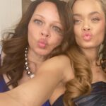 Andra Day Instagram - Selfies with my fave! Was moved to tears seeing my mom receive this award because I realized it doesn’t happen enough, and she has a hard time receiving any type of recognition. Thank you @momhonors for recognizing the realest most beautiful woman in the world to me. Matthew 5:14-15 You are the brightest light Ma 💜🙏🏽💜 also y’all go pick up her children’s book “I Hear the Wind Blow and Wonder” by D.A Batie 🙏🏽💕 so proud of her.