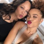 Andra Day Instagram - Selfies with my fave! Was moved to tears seeing my mom receive this award because I realized it doesn’t happen enough, and she has a hard time receiving any type of recognition. Thank you @momhonors for recognizing the realest most beautiful woman in the world to me. Matthew 5:14-15 You are the brightest light Ma 💜🙏🏽💜 also y’all go pick up her children’s book “I Hear the Wind Blow and Wonder” by D.A Batie 🙏🏽💕 so proud of her.