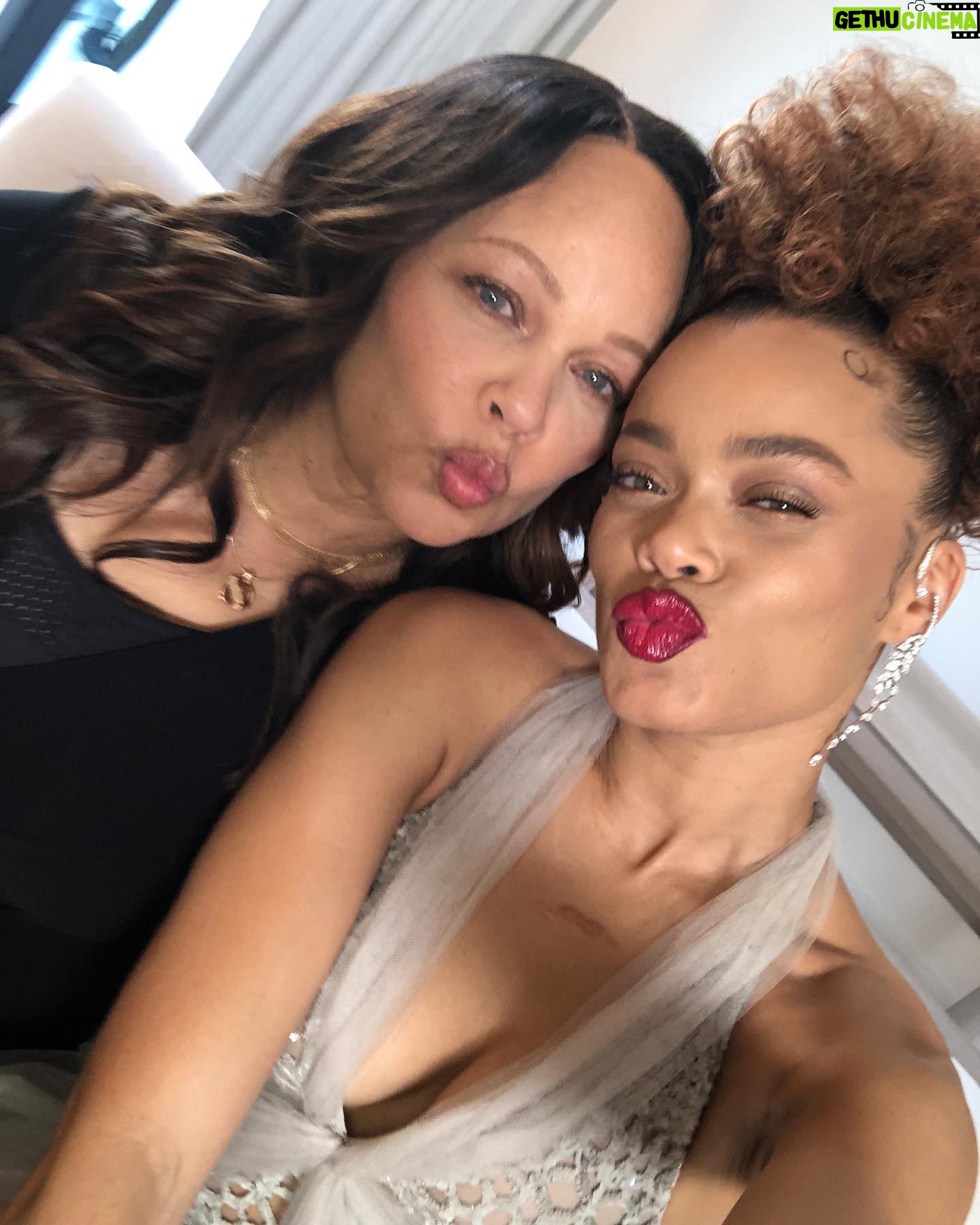 Andra Day - 3 Likes - Selfies with my fave! Was moved to tears seeing my mom receive this award because I realized it doesnāt happen enough, and she has a hard time receiving any type of recognition. Thank you @momhonors for recognizing the realest most beautiful woman in the world to me. Matthew 5:14-15
You are the brightest light Ma ššš½š also yāall go pick up her childrenās book āI Hear the Wind Blow and Wonderā by D.A Batie šš½š so proud of her.