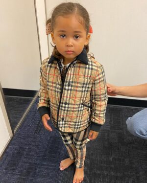 Andra Day Instagram - lol I think she feelin it 💛🥰…
last pose on @naomi 👌🏽😂 
#niece #blessin 🙏🏽