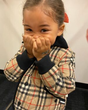 Andra Day Instagram - lol I think she feelin it 💛🥰…
last pose on @naomi 👌🏽😂 
#niece #blessin 🙏🏽