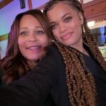 Andra Day Instagram - Selfies with my fave! Was moved to tears seeing my mom receive this award because I realized it doesn’t happen enough, and she has a hard time receiving any type of recognition. Thank you @momhonors for recognizing the realest most beautiful woman in the world to me. Matthew 5:14-15 You are the brightest light Ma 💜🙏🏽💜 also y’all go pick up her children’s book “I Hear the Wind Blow and Wonder” by D.A Batie 🙏🏽💕 so proud of her.