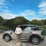 Andrea Duro Instagram – Penúltimo día del año con los mejores compañeros de viaje 🐶❤️🚘
Decidí cambiar de coche para empezar el 24 por todo lo alto y ya sabéis que con @astaramove tengo esa posibilidad gracias a sus modelos de suscripción flexibles 🙌🏼🎉 siempre me había gustado este coche y ahora puedo tenerle el tiempo que necesite/quiera.
Para mí, todo ventajas.
#embajadoraastaramove
#movers