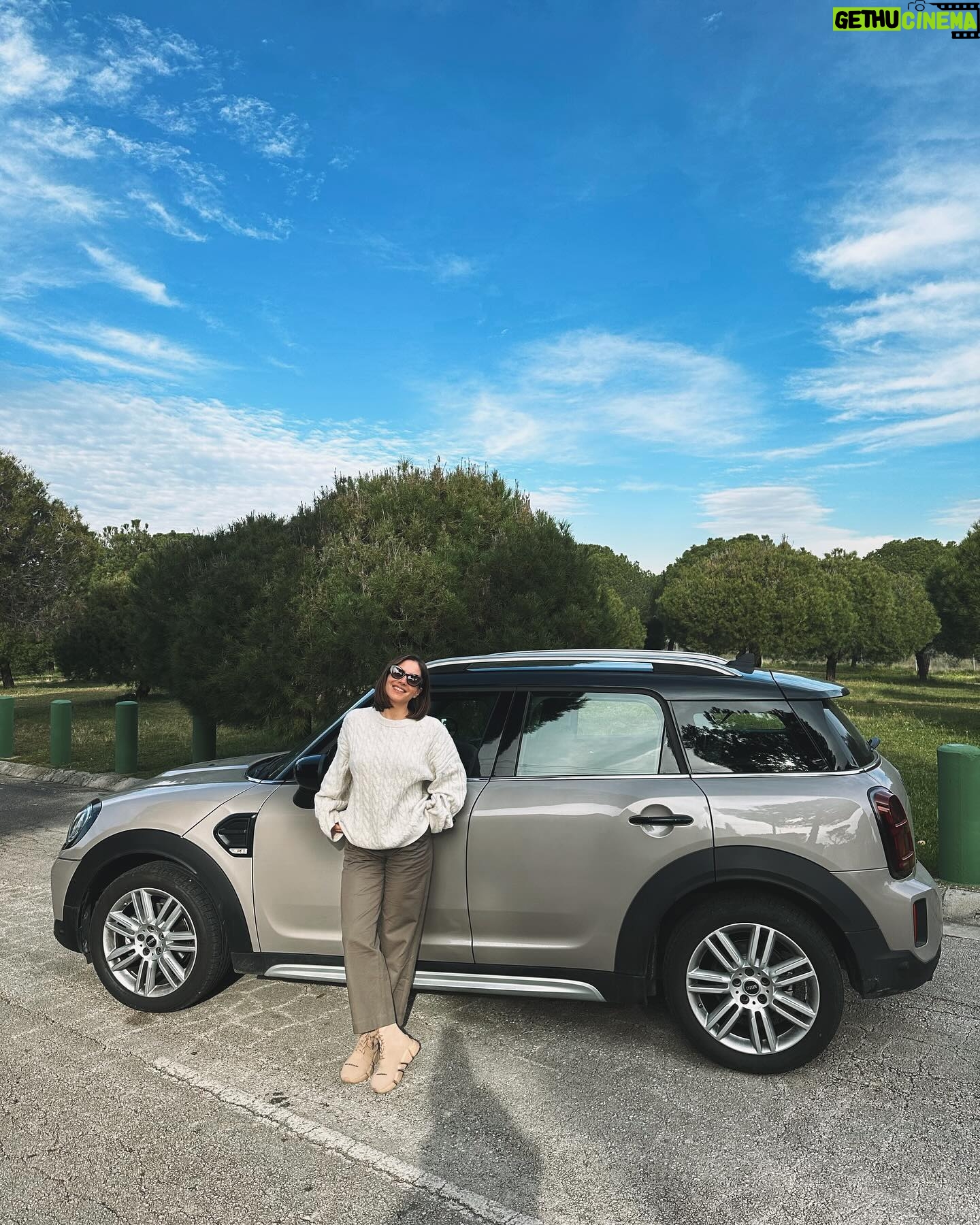 Andrea Duro Instagram - Penúltimo día del año con los mejores compañeros de viaje 🐶❤️🚘 Decidí cambiar de coche para empezar el 24 por todo lo alto y ya sabéis que con @astaramove tengo esa posibilidad gracias a sus modelos de suscripción flexibles 🙌🏼🎉 siempre me había gustado este coche y ahora puedo tenerle el tiempo que necesite/quiera. Para mí, todo ventajas. #embajadoraastaramove #movers