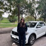 Andrea Duro Instagram - Canela y yo tenemos nuevo compañero de aventuras 🚘 sin permanencia, sin límite de kilometraje y con todo incluido gracias a @astaramove Yo estoy feliz ❤️