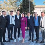 Andrea Duro Instagram - Día de boda 💍 Por supuesto, en la mejor compañía 👯‍♂️ Gracias a los novios @susaan15 y @rayderleyzapata os deseo toda la felicidad del mundo ✨ Y mención especial para @victoria.coleccion porque me sentía guapísima con este vestido 👗🩷 @vickymartinberrocal hacéis magia 🪄