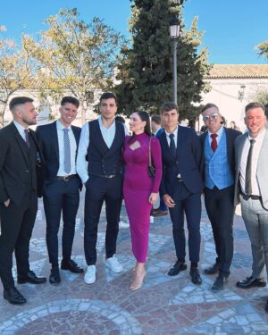 Andrea Duro Instagram - Día de boda 💍

Por supuesto, en la mejor compañía 👯‍♂️

Gracias a los novios @susaan15 y @rayderleyzapata os deseo toda la felicidad del mundo ✨

Y mención especial para @victoria.coleccion porque me sentía guapísima con este vestido 👗🩷 @vickymartinberrocal hacéis magia 🪄