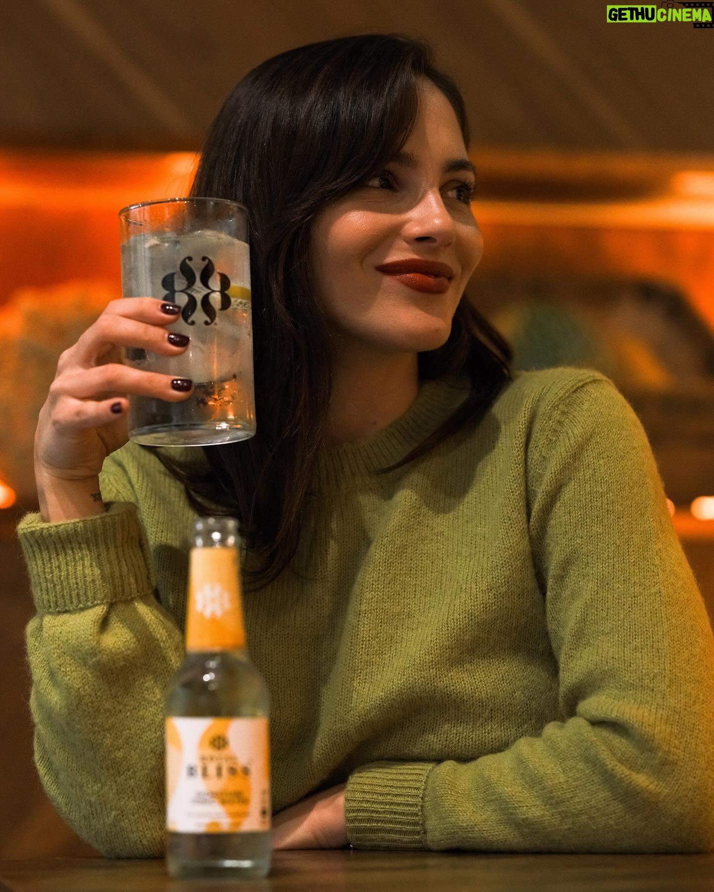 Andrea Duro Instagram - Siempre hay un motivo para celebrar ❤️✨ y más ahora que son fechas tan especiales 🎄#EstaVaPorTi y todo lo que está por llegar! @royalbliss_es #RoyalBliss
