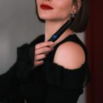 Andrea Duro Instagram – Mi maquillaje diario en 3 minutos con @yslbeauty 🖤

Lash Clash Waterproof para un volumen sin miedo al agua y 48H de duración 💧

All Hours Concealer que aporta 24H de hidratación y una textura ligera con acabado mate luminoso ✨

#Makeuplook #LashClash #AllHours #YSLBEAUTY