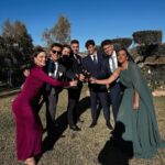 Andrea Duro Instagram - Día de boda 💍 Por supuesto, en la mejor compañía 👯‍♂️ Gracias a los novios @susaan15 y @rayderleyzapata os deseo toda la felicidad del mundo ✨ Y mención especial para @victoria.coleccion porque me sentía guapísima con este vestido 👗🩷 @vickymartinberrocal hacéis magia 🪄