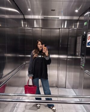Andrea Duro Instagram - Por aquí os dejo la cara de una tía que ha cumplido hoy 32 🎈🎉 y sobre todo que está feliz de haber recibido tantos mensajes y palabras bonitas por parte de tanta gente. 

Me he sentido muy querida durante todo el día ❤️ GRACIAS a todos por haber dedicado un ratito para escribirme. 

Solo quiero que sepáis que empiezo los 32 con mucha calma y serenidad. Viendo las cosas con mucha claridad, perspectiva  y valorando mucho los momentos con los míos y todo lo que he construido, no ha sido poco. 
Todo lo que está hoy, es sin duda por mi cabezonería de no conformarme y saber que siempre puede haber algo mejor. 
De eso me siento orgullosa y eso sé que nunca lo voy a cambiar 😊

Y en nada, os cuento cosas que me hacen muy feliz también y que espero que podáis disfrutar tanto como yo. 

Gracias a todos.