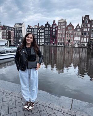 Andrea Duro Instagram - Por aquí os dejo la cara de una tía que ha cumplido hoy 32 🎈🎉 y sobre todo que está feliz de haber recibido tantos mensajes y palabras bonitas por parte de tanta gente. 

Me he sentido muy querida durante todo el día ❤️ GRACIAS a todos por haber dedicado un ratito para escribirme. 

Solo quiero que sepáis que empiezo los 32 con mucha calma y serenidad. Viendo las cosas con mucha claridad, perspectiva  y valorando mucho los momentos con los míos y todo lo que he construido, no ha sido poco. 
Todo lo que está hoy, es sin duda por mi cabezonería de no conformarme y saber que siempre puede haber algo mejor. 
De eso me siento orgullosa y eso sé que nunca lo voy a cambiar 😊

Y en nada, os cuento cosas que me hacen muy feliz también y que espero que podáis disfrutar tanto como yo. 

Gracias a todos.