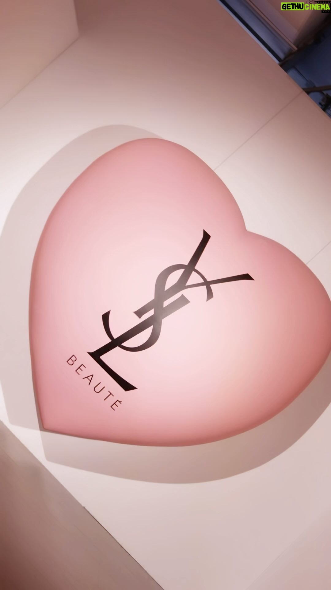 Andrea Duro Instagram - Por fin tengo entre mis manos el nuevo labial de @yslbeauty YSL LOVESHINE LIPSTICK 💄 perfecto para día o para salir una noche con amigas ❤️ Yo me he vuelto adicta a este tono, pero lo tenéis en muchos otros y además, hidrata 24h. Ahora entiendo que sea el favorito de Dua Lipa 😏 #YSLBeauty #Makeuplook #YSLLoveShine