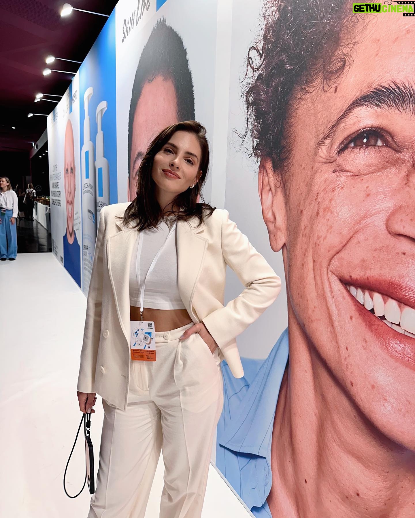 Andrea Duro Instagram - Hemos pasado dos días increíbles en París✨ Gracias @larocheposay @marinitariveras por dejarme formar parte de este evento, donde una vez más, he aprendido muchas cosas sobre el trabajo que realizáis Admirable el compromiso que tenéis con la sociedad, el cuidado y apoyo a todos los pacientes 🤍 Es un honor para mi trabajar con vosotros 🙏🏻