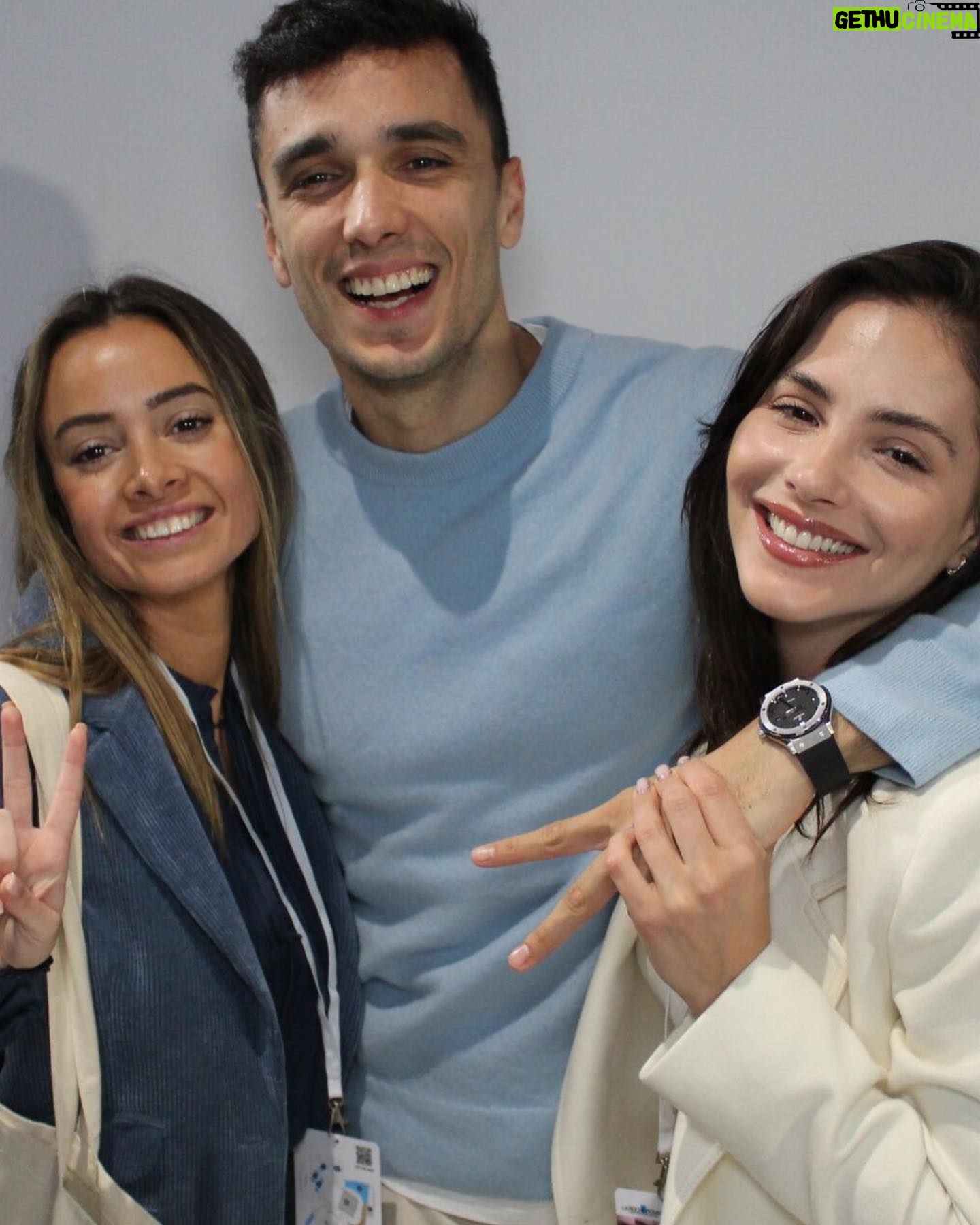 Andrea Duro Instagram - Hemos pasado dos días increíbles en París✨ Gracias @larocheposay @marinitariveras por dejarme formar parte de este evento, donde una vez más, he aprendido muchas cosas sobre el trabajo que realizáis Admirable el compromiso que tenéis con la sociedad, el cuidado y apoyo a todos los pacientes 🤍 Es un honor para mi trabajar con vosotros 🙏🏻