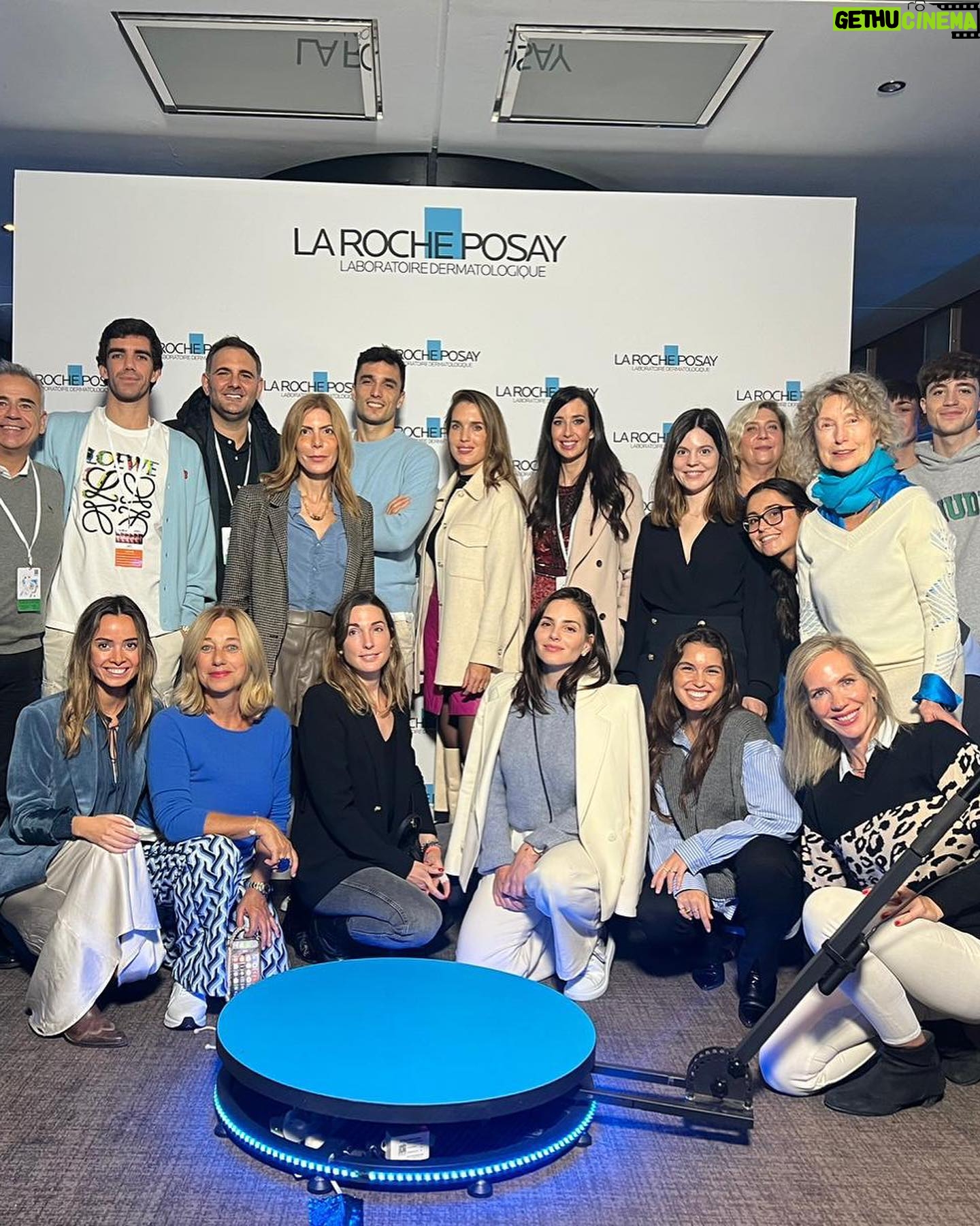 Andrea Duro Instagram - Hemos pasado dos días increíbles en París✨ Gracias @larocheposay @marinitariveras por dejarme formar parte de este evento, donde una vez más, he aprendido muchas cosas sobre el trabajo que realizáis Admirable el compromiso que tenéis con la sociedad, el cuidado y apoyo a todos los pacientes 🤍 Es un honor para mi trabajar con vosotros 🙏🏻