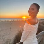 Andrea Duro Instagram – 🌅

La segunda foto también es de este verano 😂 
Una revista que debió recibir como 50 fotos, decidió que esa era la mejor para poner… y a ver, creo que que os merecíais verla así no tenéis que invertir dinero en revistas malucas del corazón 🤟🏼😂