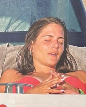 Andrea Duro Instagram - 🌅

La segunda foto también es de este verano 😂 
Una revista que debió recibir como 50 fotos, decidió que esa era la mejor para poner… y a ver, creo que que os merecíais verla así no tenéis que invertir dinero en revistas malucas del corazón 🤟🏼😂