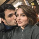 Andrea Duro Instagram – Últimos días 🩷

1. Haciéndome al pelito de Ana ( mi personaje en “La Favorita 1922” ). 

2. Un día de auténticos locos @diverxo @dabizdiverxo 

3. Nuevo proyecto que me hace muy feliz 🥹. 

4. Mis amigos 🎉❤️‍🔥. 

5. Con un tío majo @alegalan96